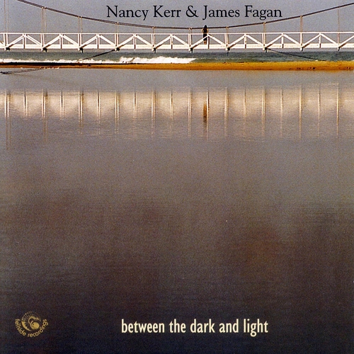 Couverture BETWEEN THE DARK AND LIGHT de Nancy KERR & JAMES FAGAN