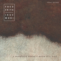 Image du média "A MOUNTAIN DOESN'T KNOW IT'S TALL de Fred FRITH & IKUE MORI"