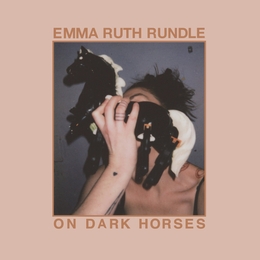 Image du média "ON DARK HORSES de Emma Ruth RUNDLE"