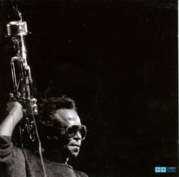 Image du média "LIVE AT THE HOLLYWOOD BOWL, 1981 de Miles DAVIS SEXTET"