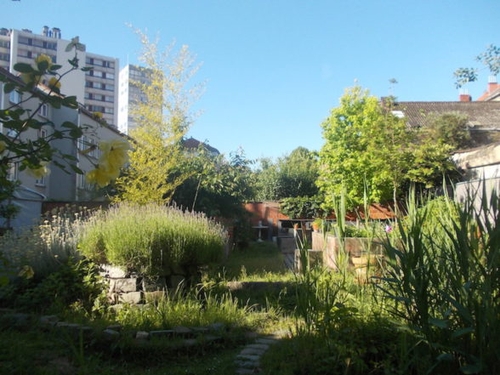 Couverture SORTIR DE CE JARDIN de Claire GATINEAU