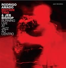 Image du média "BURNING LIVE AT JAZZ AO CENTRO de Rodrigo AMADO'S MOTION TRIO & JEB BISHOP"