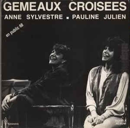 Image du média "GEMEAUX CROISEES (EN PUBLIC 88) de Anne SYLVESTRE & Pauline JULIEN"