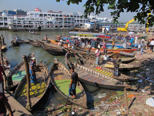 La rivière Buriganga à Dacca