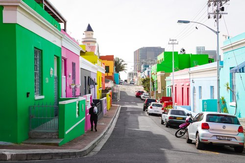 Bo-Kaap, Schotsche Kloof, Cape Town, South Africa, une photo de Devon Janse van Rensburg (via Unsplash)