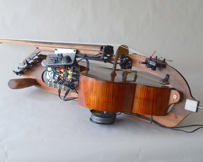 A halldorophone, an electro acoustic string instrument (Halldor Ulfarsson - CC-BY-SA-4.0) _ Hell yes women can score films  Du son sur tes tartines.jpg