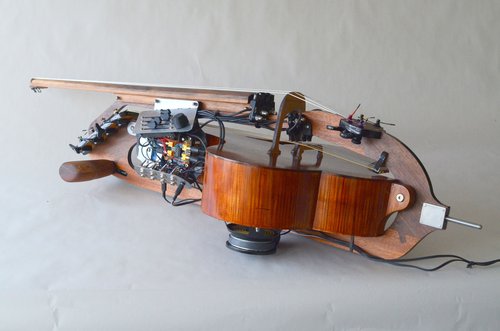 A halldorophone, an electro acoustic string instrument (Halldor Ulfarsson - CC-BY-SA-4.0) _ Hell yes women can score films  Du son sur tes tartines.jpg