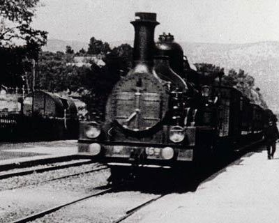 Arrivée d'un train en gare de La Ciotat.jpg