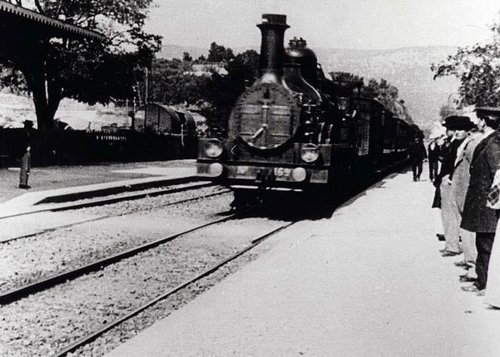 Arrivée d'un train en gare de La Ciotat.jpg