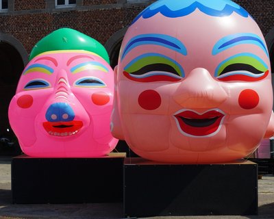 Benoît + Bo - Happy Heads dans la cour du musée - Musée international du carnaval et du masque (Binche)