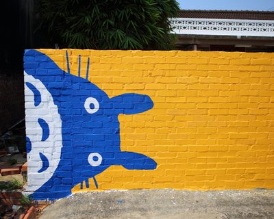 Blue Totoro, graffiti on wall in Hucuoliao Bryan Hsieh  CC BY-SA 2.0 Du son sur tes tartines.jpg