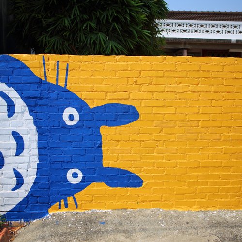 Blue Totoro, graffiti on wall in Hucuoliao Bryan Hsieh  CC BY-SA 2.0 Du son sur tes tartines.jpg