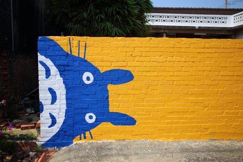 Blue Totoro, graffiti on wall in Hucuoliao Bryan Hsieh  CC BY-SA 2.0 Du son sur tes tartines.jpg