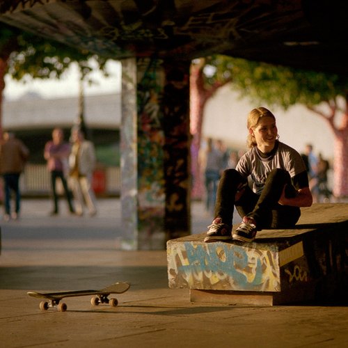 Carolyne Dynibil photographiée par Jenna Selby devant le Southbank