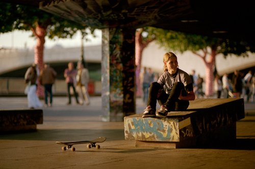 Carolyne Dynibil photographiée par Jenna Selby devant le Southbank