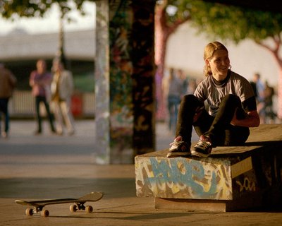 Carolyne Dynibil photographiée par Jenna Selby devant le Southbank