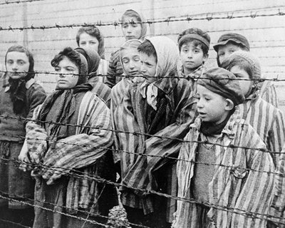 Jeunes survivants du camp d'Auschwitz à sa libération - janvier 1945 - photo domaine public