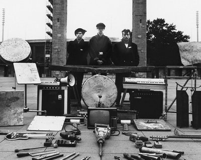 Einstürzende Neubauten devant le stade olympique de Berlin