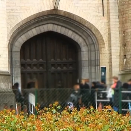 Familles devant les portes de la prison de Saint-Gilles.png