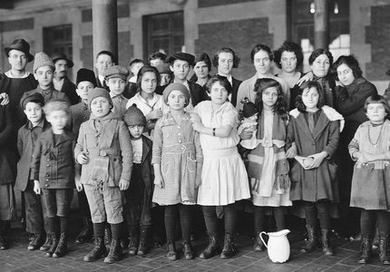 Immigrant Children Ellis Island - photo : Brown Brothers- public domain