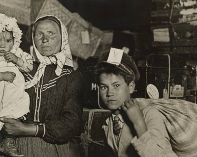 Immigrant Family in the Baggage Room of Ellis Island - Lewis HINE - 1905 - public domain - bandeau.jpg