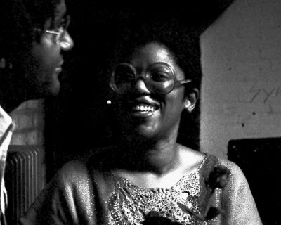 Jeanne Lee 1984 in der Fabrik in Hamburg, links Anthony Braxton Kai Kowalewski (CC BY-SA 2.0 DE) Du son sur tes tartines.jpg