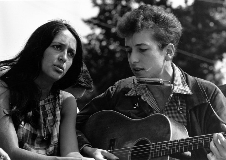 Joan Baez et Bob Dylan à la marche pour des droits civiques à Washington, le 18/08/1963, une photo de Rowland Scherman