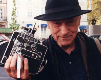 Jonas Mekas et sa caméra Bolex 16mm