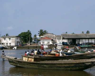 Kribi, port de pêche du Cameroun – une photo de PRA (Wiki Commons)