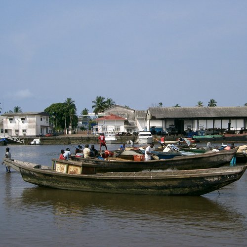 Kribi, port de pêche du Cameroun – une photo de PRA (Wiki Commons)