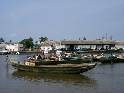 Kribi, port de pêche du Cameroun – une photo de PRA (Wiki Commons)