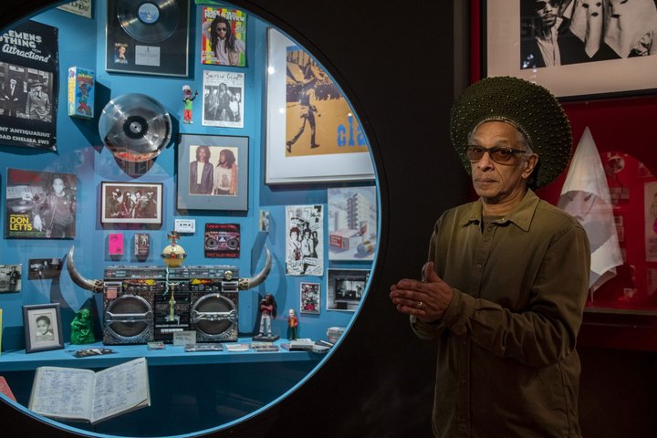 L'artiste Don Letts dans l'exposition © Palais de la Porte Dorée Photo Anne Volery 5.jpg