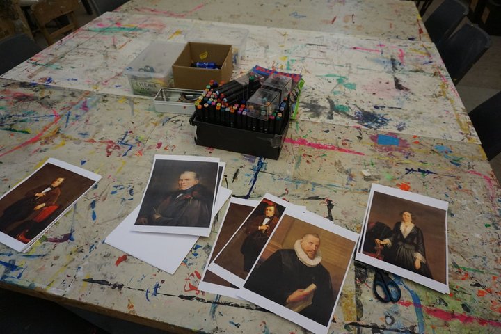 Maison de la culture d'Ath - exposition François Liénard - table de l'atelier avec les enfants