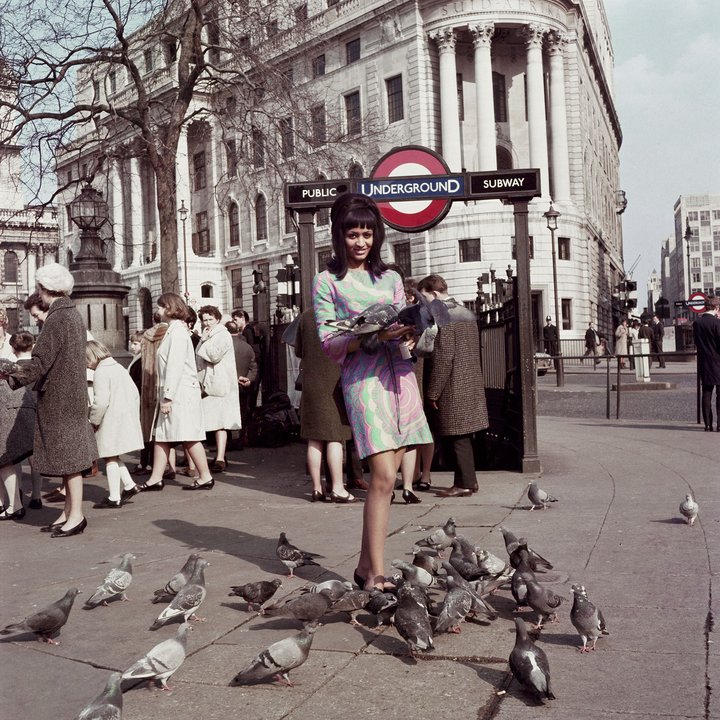 Marie Hallowi modèle de couverture de Drum à Trafalgar square Londres 1966 James Barnor.jpg