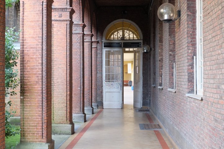 Musée Dr. Guislain - galerie couverte vers l'entrée du Musée