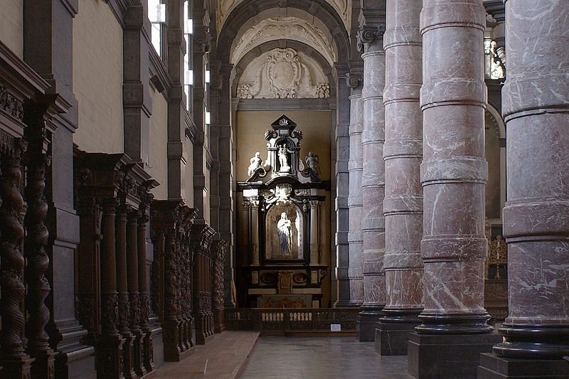 Namur_-_Eglise_Saint-Loup_-_Linkerzijbeuk1.jpg