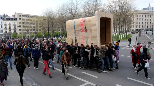 Poubelle rue de la loi.jpg