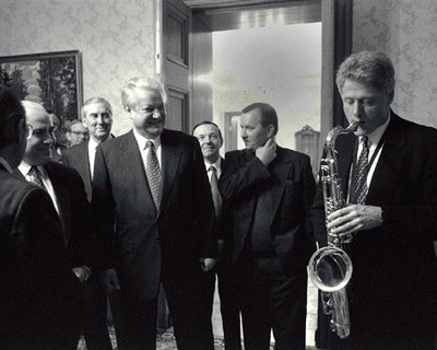 President Bill Clinton plays the saxophone presented to him by Russian President Boris Yeltsin Du son sur tes tartines.jpg