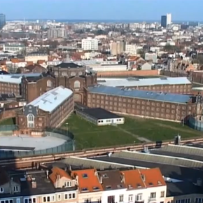 Prison de Saint-Gilles vue depuis des habitations 02.png