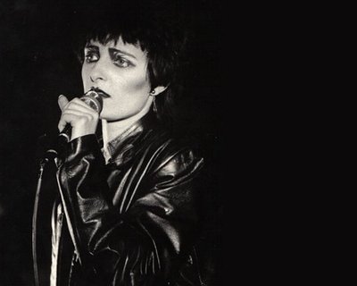 Siouxsie Sioux at the Edinburgh Tiffany's, 1980 Du son sur tes tartines.jpg