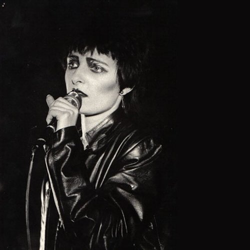 Siouxsie Sioux at the Edinburgh Tiffany's, 1980 Du son sur tes tartines.jpg