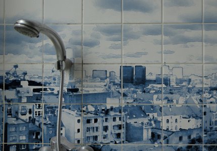 Sous la douche, le ciel - (c) Effi & Amir - CVB / La chose à trois jambes