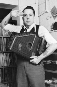 Andrew Weatherall garde a vous