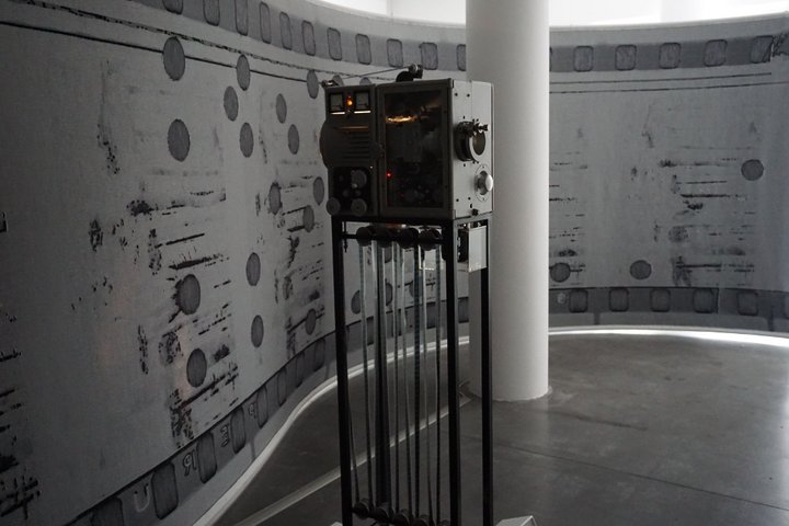 tapisserie pellicule projecteur Dresden D1 - Simon Starling - Le Plateau (Paris)